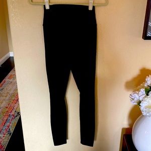 NWOT Alo black ankle length “ripped” leggings, size S